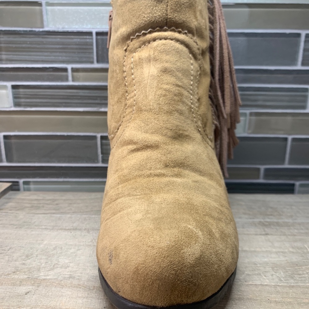 Maurice Fashions Beige Faux Suede Fringe Ankle Bootie Boots Woman's Shoe Size 6 - Picture 2 of 12